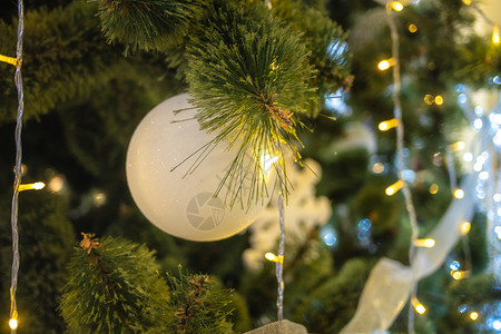 新年树上的古老玩具用灯光照亮柔软的充满活力发光图片