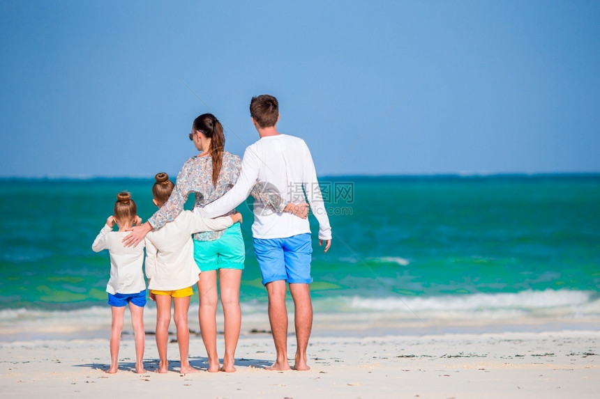 父母岛白种人年轻的家庭一起在海滩度假年轻的家庭在海滩度假图片