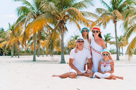 海滨洋年轻的家庭一起在海滩度假年轻的家庭在海滩度假图片