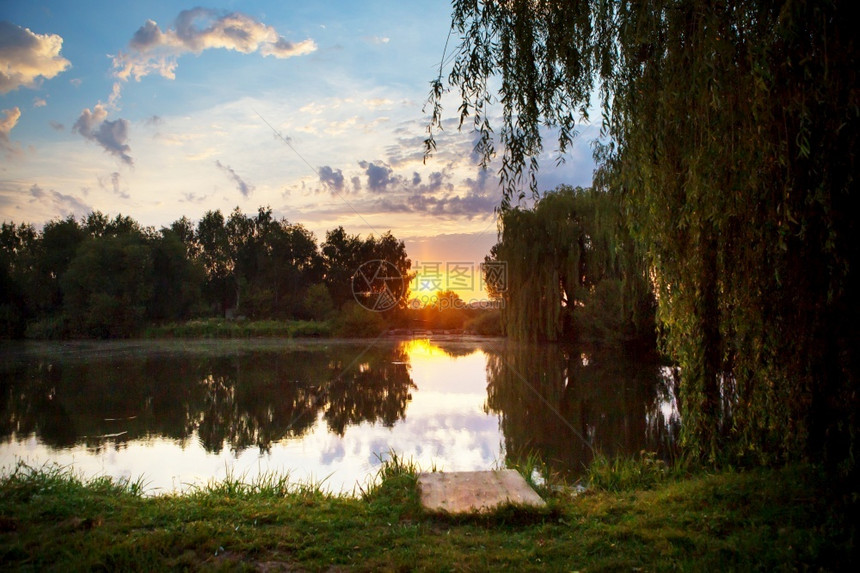 小渔湖上的壮丽日落小渔湖上的壮丽日落自然田园诗般的反射图片
