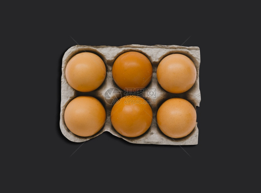 胡椒木制的在暗底背景适合设计元素时分离的卵顶端视图黑色图片