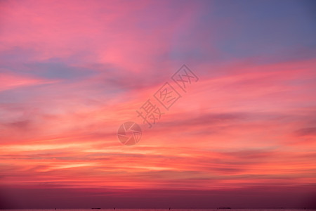 日落时的粉红蓝色和紫天空中的蓝色风景云图片