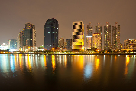 现代的高美丽泰国现代城市的景象图片