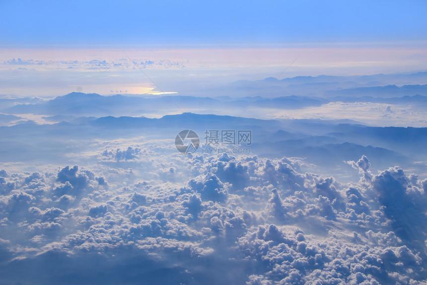 风景优美云上飞行机窗外的美丽全景白云飞过下方的美丽全景天堂云端飞行机窗外的美妙全景白云灰蒙高的图片