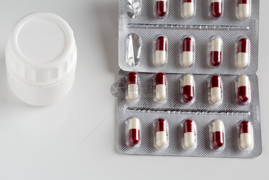药片泡罩包装和白色药丸瓶背景中的药片泡罩包装和白色药片瓶霍鲁任科接收图片