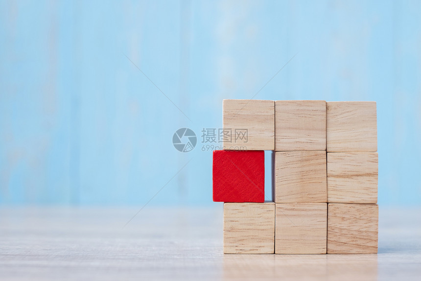 男人组织建筑上的红木块业务规划风险管理解决方案战略不同和独特的概念工作图片