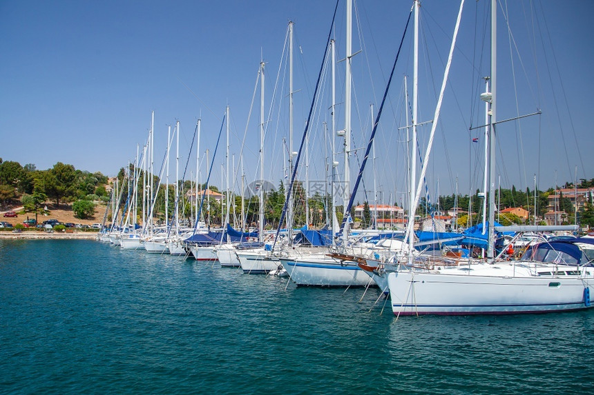 亚得里海地中上度假游艇码头景观波雷奇伊斯特拉半岛码头克罗地亚欧洲码头游艇景观欧洲客图片