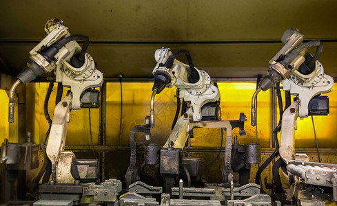 重的工程团队机器人焊接正在为新程序教学模式中未来派背景