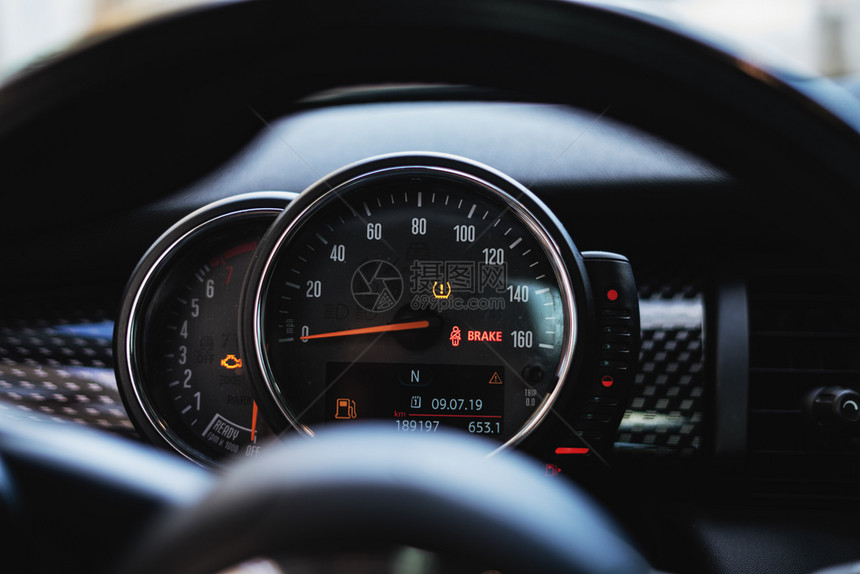 安全黑暗的昂贵现代汽车仪表配有速度计流和指标图片