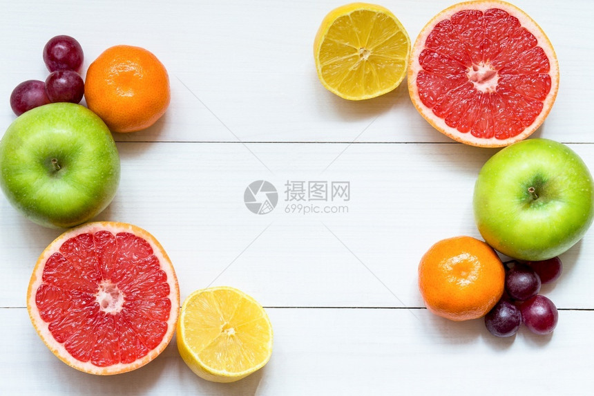 木制的不同叶子白色木制桌上的柑橘水果板复制空间白色木桌上的Citrus水果板复制空间图片