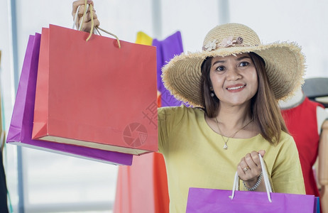 衣服女孩一名高级亚洲女设计师展示多彩的纸袋销售和送货服装购买零售高清图片素材