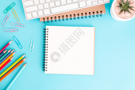 信息空白笔记本和蓝背景的键盘铅笔Flat平版笔记本照片供您留言的生活图片