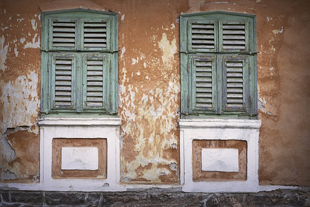 建筑学陈年关闭欧洲传统古老的农村住宅绿木叶百窗褪色图片