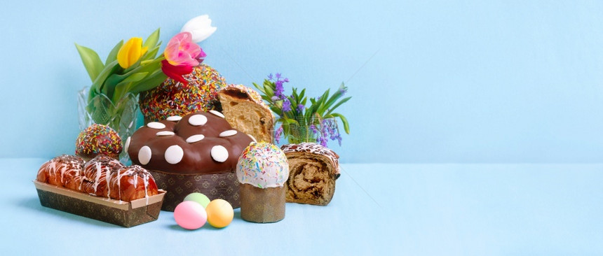俄语甜的美味东方蛋糕面包和蓝底鸡蛋全景模型图片