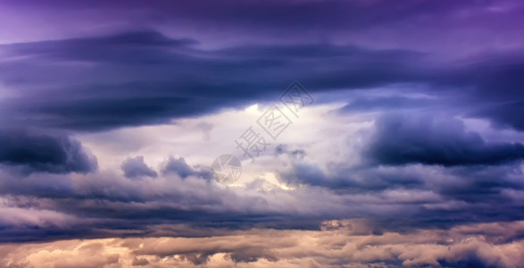 雷抽烟黑暗的暴风云空复制下面的间风景优美大气层高清图片素材