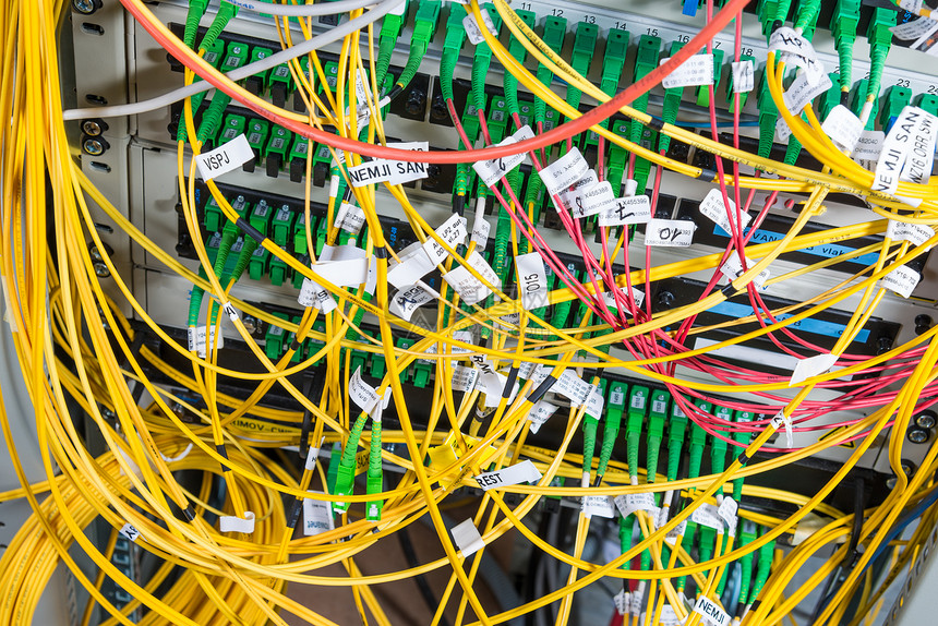 数据中心内带有光纤电缆的服务器绳索托盘架子图片