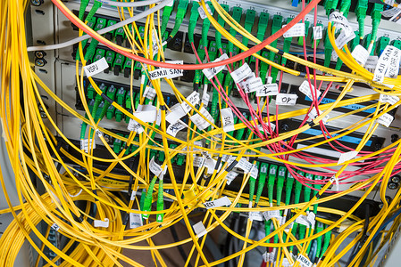 数据中心内带有光纤电缆的服务器绳索托盘架子互联网高清图片素材