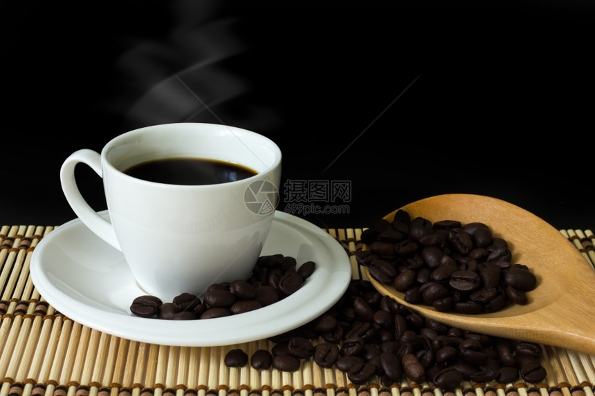 黑背景的白咖啡杯黑色背景喝早餐处理图片