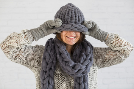吸引人的天气冬微笑着的女士手套围巾帽子眼睛图片