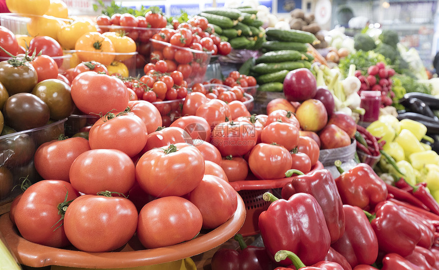 园艺绿色番茄甜辣椒和其他蔬菜的不同品种在市场上销售西红柿黄瓜胡椒和其他蔬菜在市场上销售卷心菜图片
