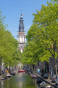 春季美肤节新教早晨荷兰春季从阿姆斯特丹与南方Zuiderkerk在国王节举行盛宴有和流水者城市背景