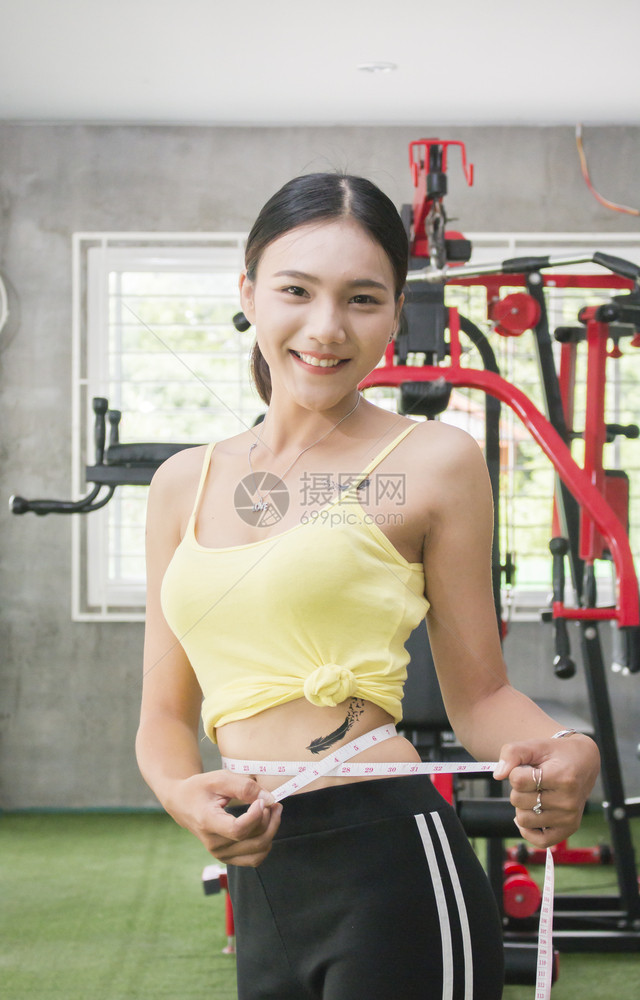 合身健俱乐部康和身体形状护理概念中带有测量胶的笑着亚洲妇女快乐的感体身在健俱乐部康与身体形状护理概念中美丽的白色图片