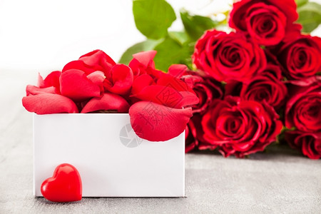 周年纪念日盒子弓红玫瑰和礼品盒的花束照片图片
