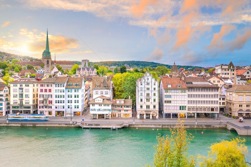 旅行瑞士日落时苏黎世历史城市中心的美丽景色弗劳蒙斯特欧洲图片