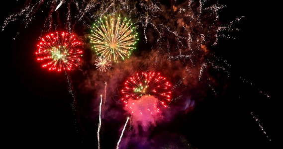 前夕火新年庆祝色彩多的烟花以闪亮显示在天空中点亮乐趣图片