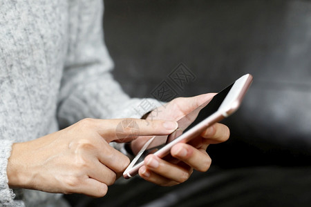 支持一个女人使用智能手机触摸板服务广告高清图片素材