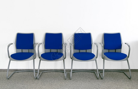 4张蓝色椅子在空的等候室座位办公安静的图片