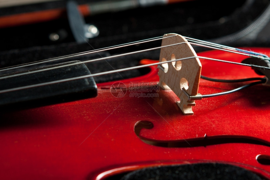 声音器乐的黑色小提琴和弓的碎片枫图片