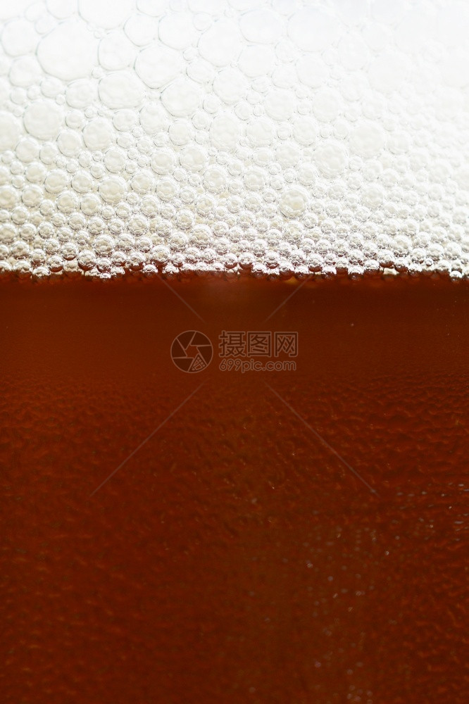 金子Beer啤酒的美丽详细内容击打杯啤酒并配有泡沫的Beebeer酒精啤厂图片