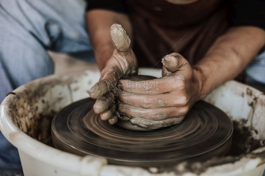 成型艺术在职的陶器车轮上工作的匠手掌选择焦点图片