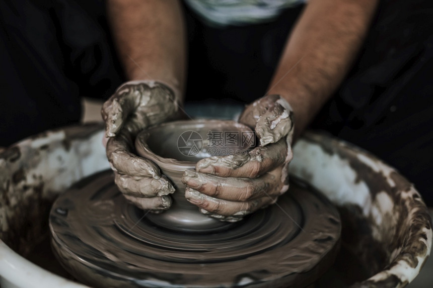 男人在陶器车轮上工作的匠手掌选择焦点人类艺术家图片