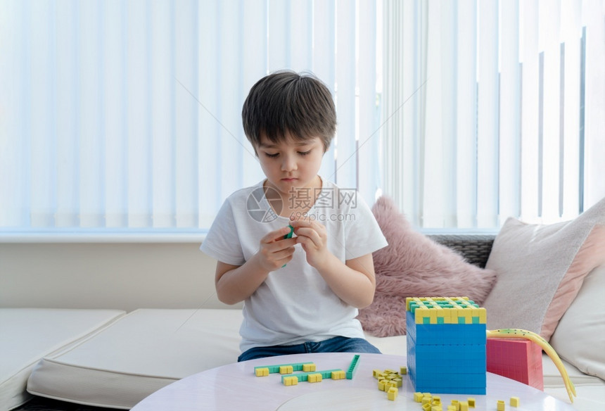 孩子学校儿童使用塑料计块数的学童按彩色堆叠盒学习数的幼童供在家学习数的儿童使用Montessori课堂材料家庭教育远程数盒子图片