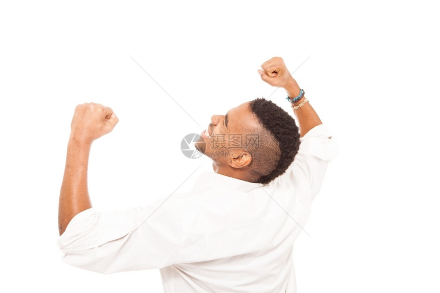 年轻的非洲男人在白孤立的背景下微笑并做出快乐的拳头手姿态幸福摆势图片