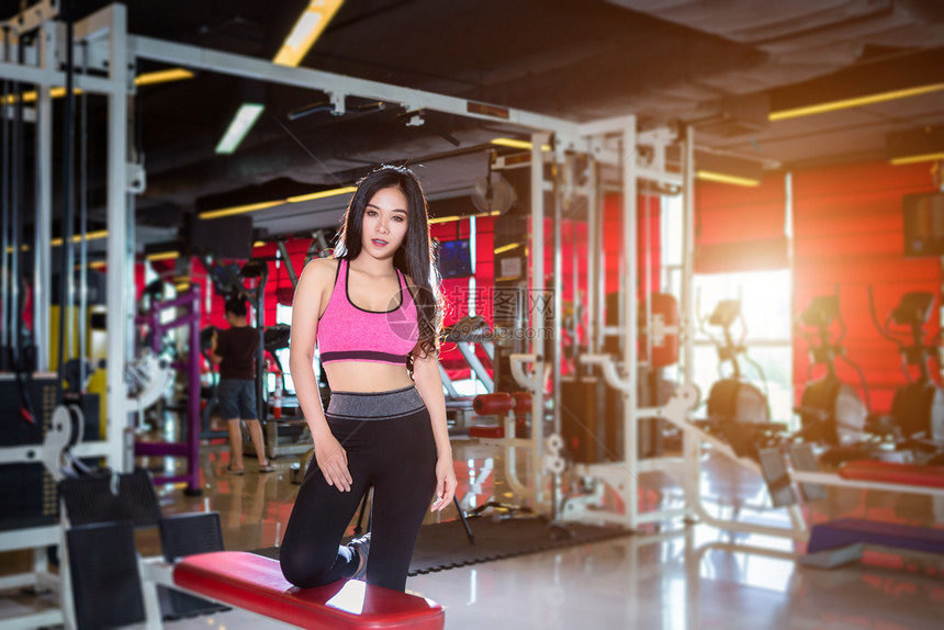 人们重量室内的参加体操健身俱乐部和康俱乐部配备体育锻练设具有健身背景运动设备图片
