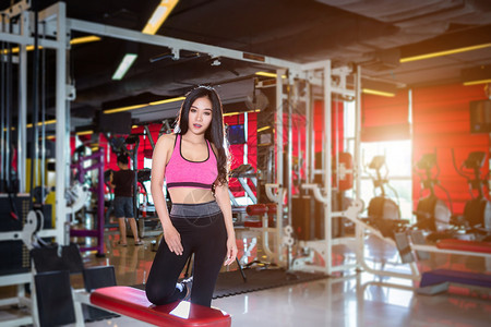 人们重量室内的参加体操健身俱乐部和康俱乐部配备体育锻练设具有健身背景运动设备美丽的高清图片素材