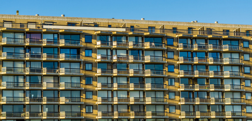 平坦的屋建造一座大城市楼里有许多公寓窗户的阳台比利时建筑有玻璃窗的楼层图片
