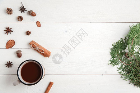 八角圣诞节问候新年背景肉桂火化恒星fir树枝和一杯热巧克力在白木底面图片
