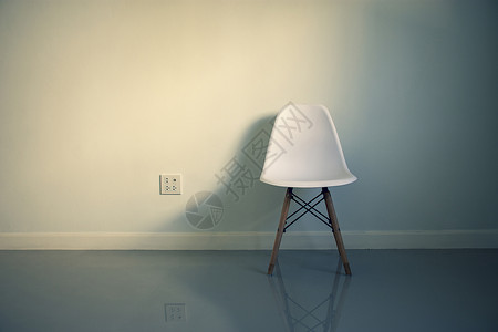 空的一种插头带影子和塞座的白椅子在家中一个房间里小动物风格概念背景图片