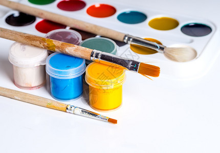 绘画艺术家的工具刷子和丙烯漆目录彩虹图片