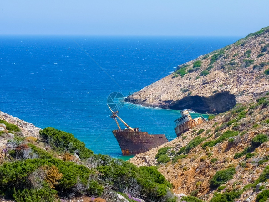 希腊基克拉泽斯阿莫尔戈岛Kalotaritissa海滩附近的奥林匹亚沉船丰富多彩的目地天图片