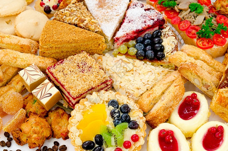 多种水果蛋糕美味的糖浆多种不同类的甜点蛋糕糖果和派三明治背景