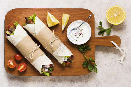 卷小吃阿拉伯烤肉三明治半柠檬玉米饼番茄高清图片素材