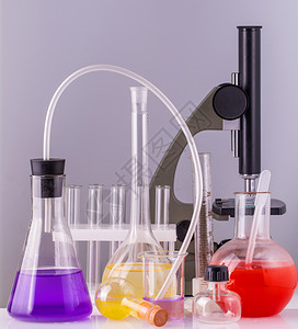 实验室金属显微镜和空试管医疗的药物颜色图片