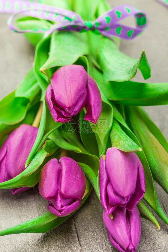 浪漫的问候丝带木桌上紫罗兰郁金香花的束照片图片