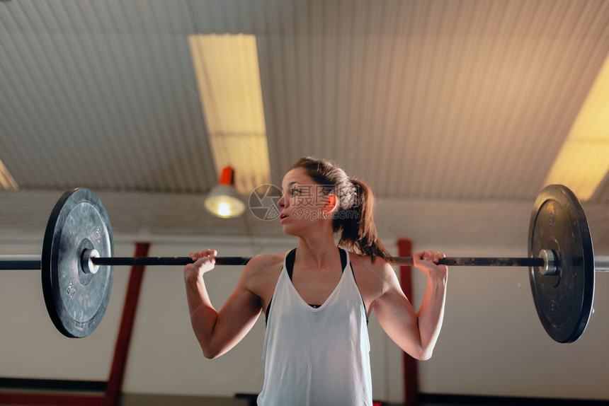 正在做体重提升锻炼运动的青发黑褐色女年发白种人力量图片