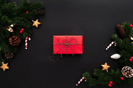 宗教的新圣诞礼品盒和松树黑色背景有X马装饰品快乐的高清图片